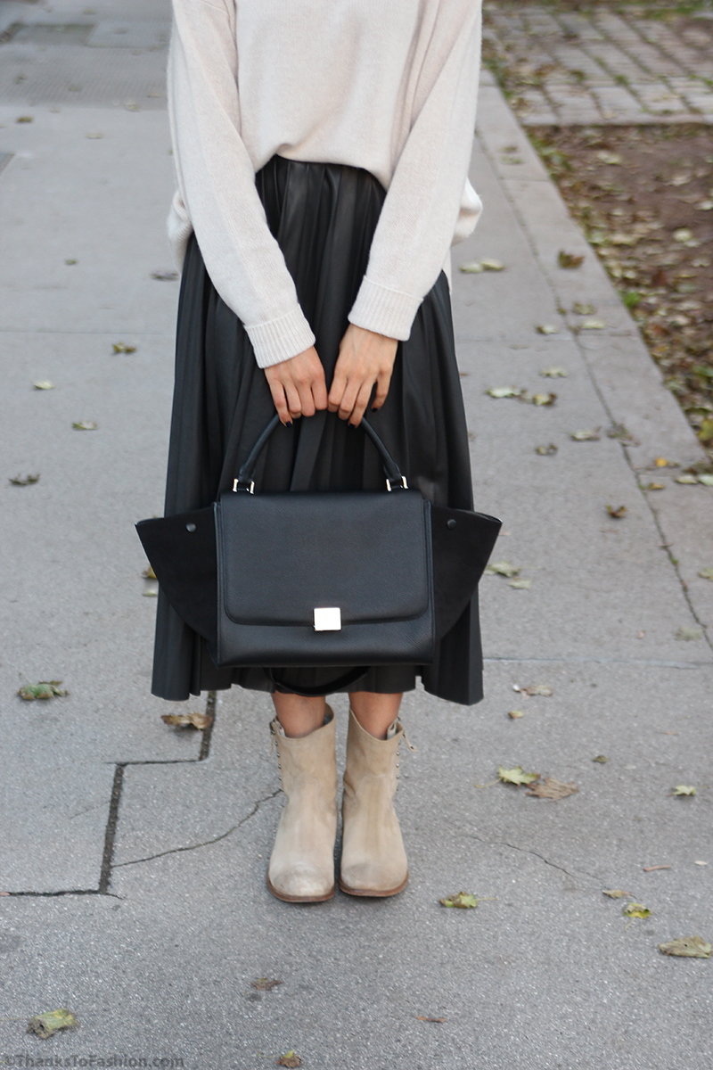 Trapeze bag and accordion pleats - Thanks To Fashion  