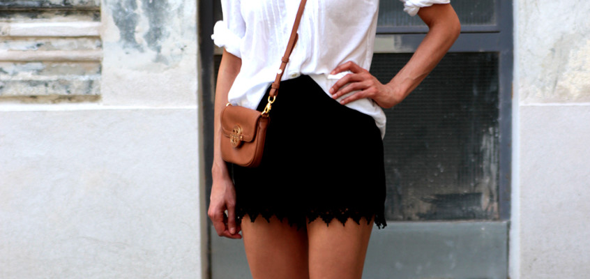 Crochet shorts from the beach to the city